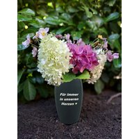 Grabvase Mit Spruch | Für Immer in Unseren Herzen Grabdeko Steckvase Vase 25cm Blumenvase Kunststoff Trauerschmuck Friedhofsvase Grabschmuck von WATTENKIND