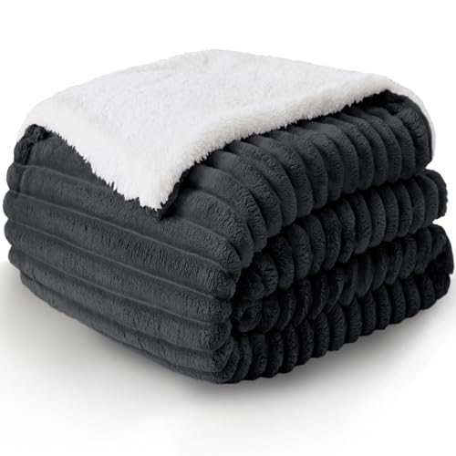 WAVVE Decke Sherpa Kuscheldecke Flauschig Grau - Extra Warme Dicke Weiche Grobe Kordecke Sofaüberwurf, Sofadecke Doppelgesicht, 220x240 cm XL Wolldecke Couchdecke Wohndecke von WAVVE