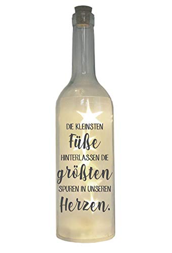 WB wohn trends LED-Flasche mit Motiv, Die kleinsten Füße hinterlassen die größten Spuren, grau, 29cm, Flaschen-Licht Glitzer-Flasche Leuchtflasche Lampe mit Text Spruch Trauer-Licht von WB wohn trends