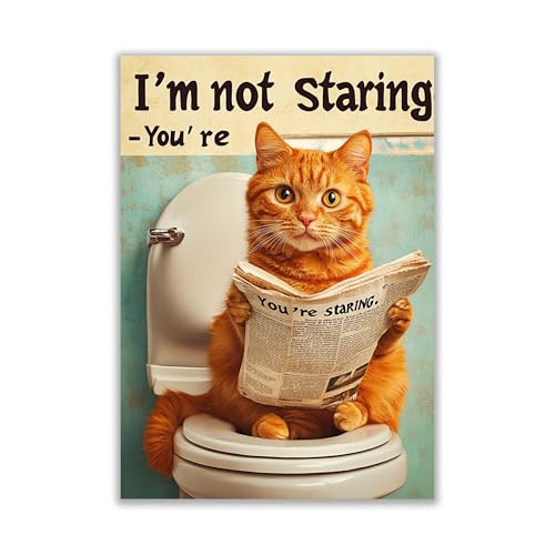 WBdesignz Lustiges Katzenposter – „I’m not staring – You’re staring“ – Humorvolle Wanddeko für Gäste-WC, Toilette oder Badezimmer mit Katze und Zeitung (DIN A4) – ohne Rahmen von WBdesignz
