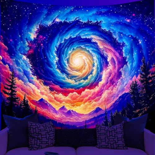 WEBEEDY Sternennacht Wandteppich Ästhetische Naturwald Wandteppich Für Schlafzimmer UV Reaktives Bergsternenhimmel Wandbehang Black Light Poster Halloween(150x130cm) von WEBEEDY