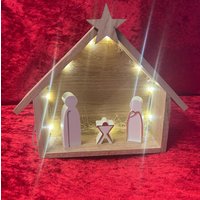 Handgemachte Weihnachtskrippe Aus Holz Mit Figuren Raysin - Einzigartige Dekoration Für Die Festtage von WEGAHolz