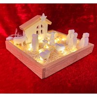 Miniatur-Weihnachtskrippe Mit Beleuchtung Und Timer Auf Eichenholz-Tablett von WEGAHolz