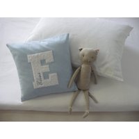 Kissen/Tupfen Mit Großem Buchstaben Aus Kuscheligem Frottee Und Gesticktem Namen in Pastellfarben von WEISSHEITshop