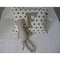 Kissen/sterne Creme/Dunkelblau Und Creme/Rot Mit Großem College-Buchstaben Aus Kuscheligem Frottee in Farbe Sand Oder Grau Bei Weissheit von WEISSHEITshop