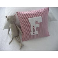 Kissen/streifen Mit Großem Buchstaben Aus Kuscheligem Frottee Und Gesticktem Namen in Verschiedenen Farben von WEISSHEITshop