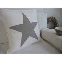 Kissenhülle Mit Großem Stern Im Vintage Style Appliziert von WEISSHEITshop