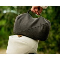 Graphitfarbenes Leinen Reisemeditationskissen Mit Buchweizenfüllung Graphitfarbenes Leinen Reisemeditationskissen Mit Buchweizenfüllung von WELLBcushions