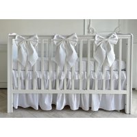 Große Dekorative Schleife in Weiß Für Babybetten Und Baby - Kinderzimmer Dekoration von WELLWETTI