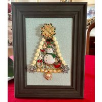 9 "x7"x.75" Schwarzer Holzkohle Rahmen, Jeweled Weihnachtsbaum Collage, Dekoriert Mit Vintage Weihnachts - Und Modeschmuck von WELykesItByKathryn