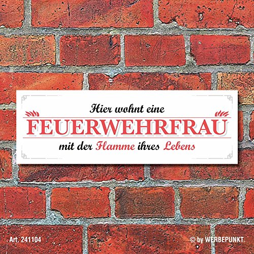 WERBEPUNKT. Schild Hier wohnt eine Feuerwehrfrau Deko Geschenk Geburtstag - 30x10 cm von WERBEPUNKT.