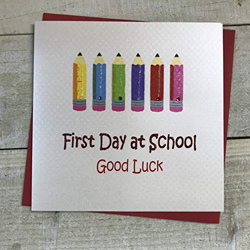 WHITE COTTON CARDS Karte zum 1. Schultag, Aufschrift First Day at School Good Luck, handgefertigt, Motiv mit Stiften von WHITE COTTON CARDS