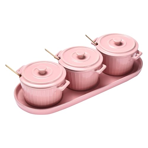 Whole Housewares Mini Cocotte Set mit goldenen Löffeln und rosa Serviertablett – 3 kleine rosa Auflaufformen je 284 ml mit Deckel und Griffen – vielseitig zum Backen, Servieren, mikrowellen- und von WHOLE HOUSEWARES