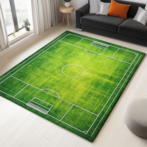WHUOEUCO Waschbarer Teppich 120x180cm Grüner Fußballplatz Moderner 3D-Druck Teppich, rutschfest Kurzflor Matte für Flur, Eingangsbereich, Wohnzimmer und Schlafzimmer WHUOEUCO Waschbarer Teppich 120x180cm Grüner Fußballplatz Moderner 3D-Druck Teppich, rutschfest Kurzflor Matte für Flur, Eingangsbereich, Wohnzimmer und Schlafzimmer von WHUOEUCO