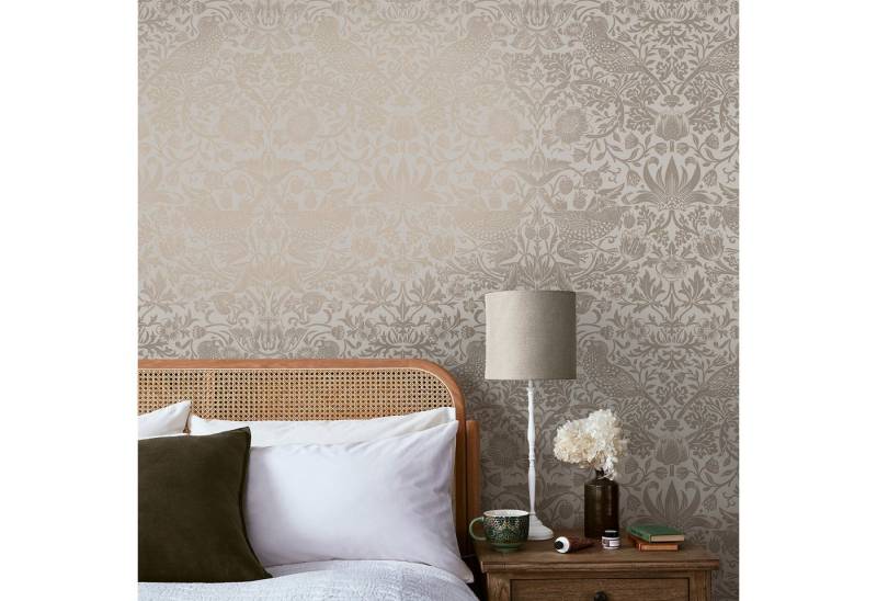 WILLIAM MORRIS AT HOME Vliestapete Strawberry Thief Fibrous, texturiert, Retro, (1 St), Design Tapeten von WILLIAM MORRIS AT HOME
