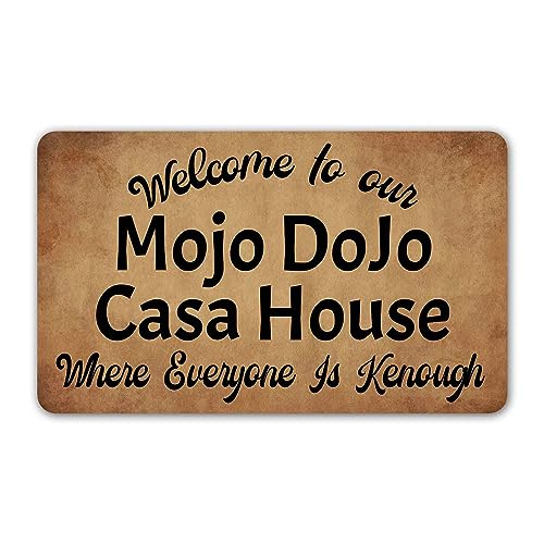 Lustige Fußmatte mit Aufschrift "Welcome To Our Mojo Dojo Casa House Where Everyone Is Kenough", 60,2 cm (B) x 40,4 cm (L) von WINZNOF