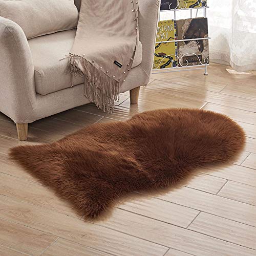 WIONE Faux Lammfell Schaffell Teppich, Kunstfell Dekofell Lammfellimitat Teppich Longhair Fell Nachahmung Wolle Bettvorleger Sofa Matte Braun 60 * 150cm von WIONE