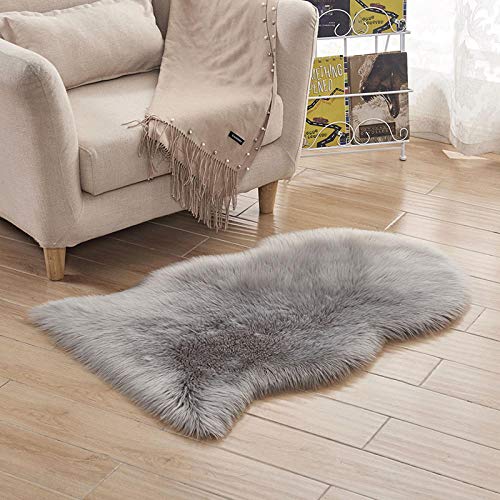 WIONE Faux Lammfell Schaffell Teppich, Kunstfell Dekofell Lammfellimitat Teppich Longhair Fell Nachahmung Wolle Bettvorleger Sofa Matte Hellgrau 60 * 110cm von WIONE