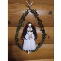 Makramee Puppen. Dame Auf Einer Schaukel Im Garten. Brunette in Weiß Mit Technik. Wohnkultur. Geschenk An Einen Freund von WISEOWLGALA
