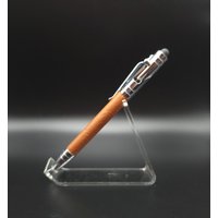 Sattelbraun Kunstleder Bolt Action Pen Mit Stylus in Chrom von WImaginarium