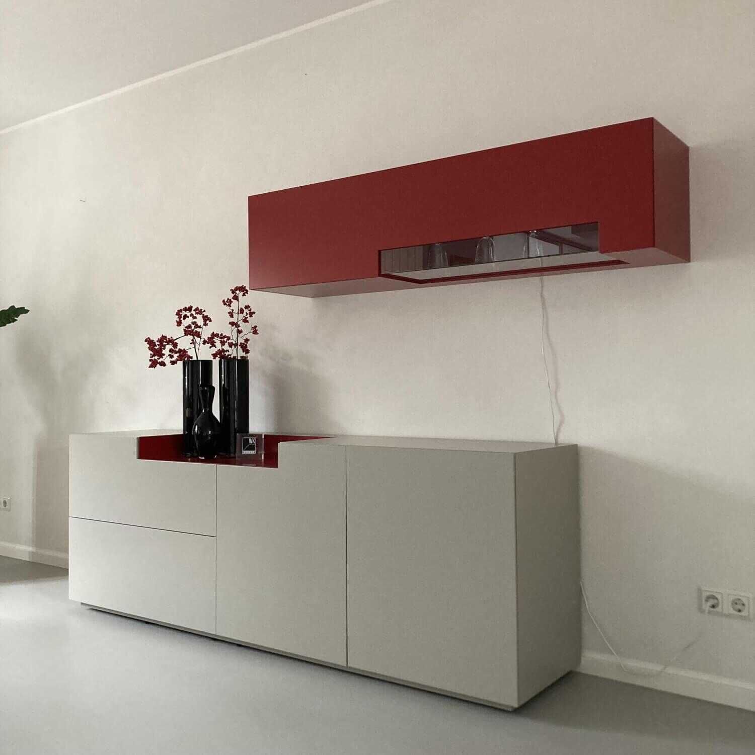 Sideboard Corna Lack Matt Pearl mit Hängevitrine und 2 LED-Spots von WK Wohnen