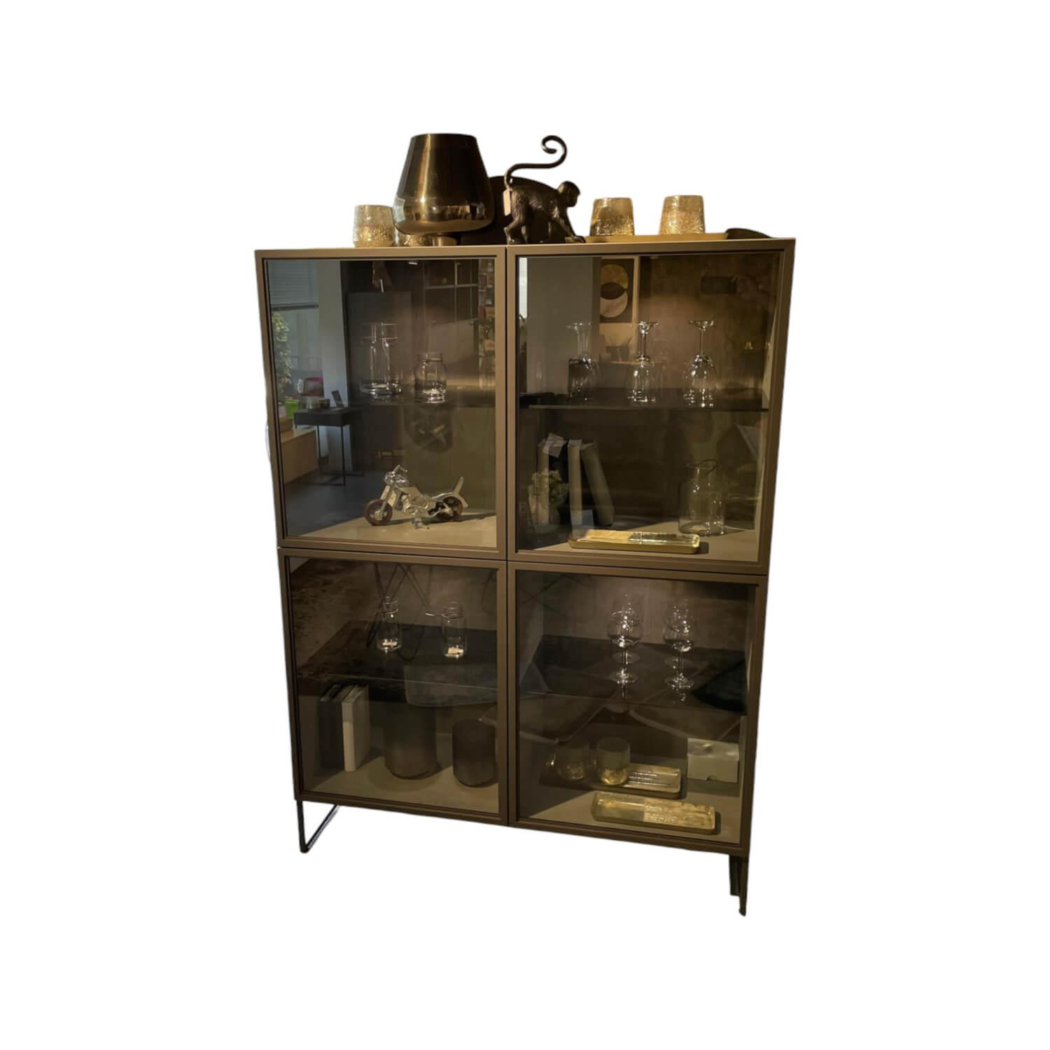 Vitrine WK 420 Viva Holz Furniert Grau Mit Glastüren Gestell Dunkelgrau Vitrine WK 420 Viva Holz Furniert Grau Mit Glastüren Gestell Dunkelgrau von WK Wohnen