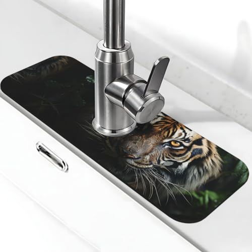 Ein Tiger im Dunkeln Wasserhahnmatte für Küchenspüle, super saugfähig, Spritzfänger, Kieselgur, schnell trocknender Stein, Wasserhahngriff, Tropffangmatte für Badezimmer, Waschbecken, Abtropfmatte Ein Tiger im Dunkeln Wasserhahnmatte für Küchenspüle, super saugfähig, Spritzfänger, Kieselgur, schnell trocknender Stein, Wasserhahngriff, Tropffangmatte für Badezimmer, Waschbecken, Abtropfmatte von WLKSNBVD