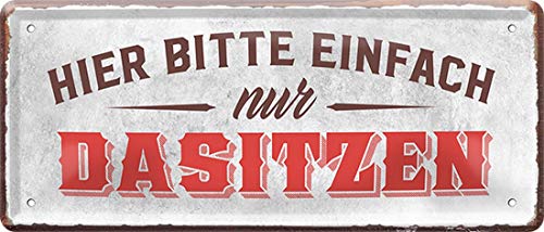 WOGEKA ART Retro Blechschild - Hier bitte einfach nur Dasitzen! Warteraum - witziger Spruch als Geschenk-Idee Geburtstag Weihnachten Dekoration 28x12 cm Vintage-Design Metall 663 von WOGEKA ART