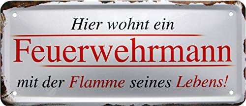 WOGEKA ART Retro Blechschild Hier wohnt EIN Feuerwehrmann mit der Flamme seines Lebens als Geschenk-Idee 28 x 12 cm Vintage-Deko-Schild aus Metall 03 von WOGEKA ART