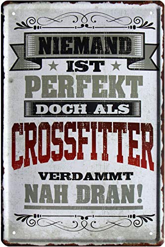 WOGEKA ART Retro Blechschild - Niemand ist perfekt, doch als Crossfitter - witziger Spruch als Geschenk-Idee Geburtstag Weihnachten Dekoration 20x30 cm Vintage-Design Metall 2142 von WOGEKA ART