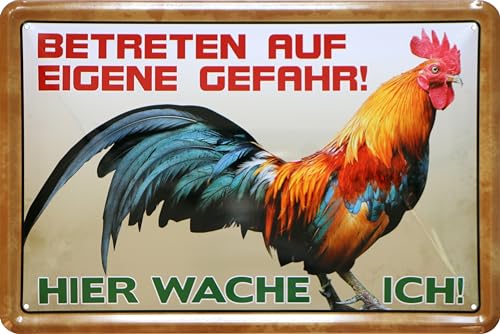 WOGEKA ART Retro Blechschild - Hahn - Hier wache ich - lustiger Spruch als Geschenk-Idee zur Deko, 20 x 30 cm, aus Metall im Vintage Design 367 von WOGEKA ART