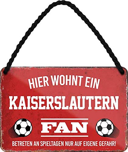 WOGEKA ART Retro Blechschild - Hier wohnt ein Kaiserslautern Fan Fußball - lustiger Spruch als Geschenk-Idee Geburtstag Weihnachten Deko 18x12 cm Vintage-Design Hänge-Schild HS23 von WOGEKA ART