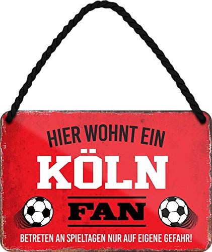 WOGEKA ART Retro Blechschild - Hier wohnt ein Köln Fan Fußball - witziger Spruch Geschenk-Idee Geburtstag Weihnachten Dekoration 18x12 cm Vintage-Design Hänge-Schild Metall HS26 von WOGEKA ART