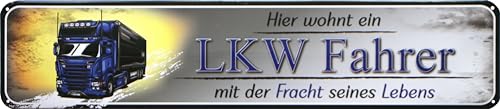 WOGEKA ART Retro Blechschild - Hier wohnt ein LKW-Fahrer mit der Fracht seines Lebens - lustiger Spruch als Geschenkidee Deko Schild 46x10 cm Vintage Straßenschild STR278 von WOGEKA ART