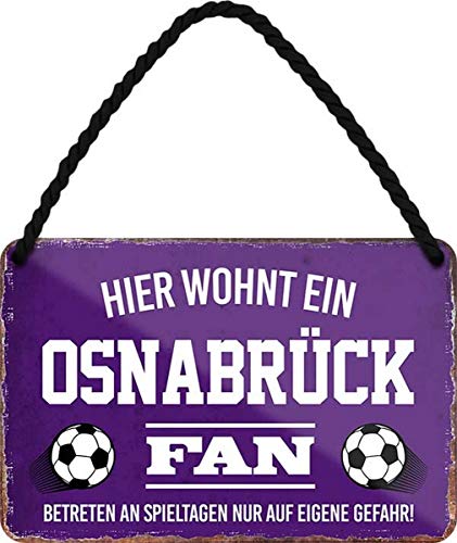 WOGEKA ART Retro Blechschild - Hier wohnt ein Osnabrück Fan Fußball - witziger Spruch Geschenk-Idee Geburtstag Weihnachten Deko 18x12 cm Vintage-Design Hänge-Schild Metall HS33 von WOGEKA ART