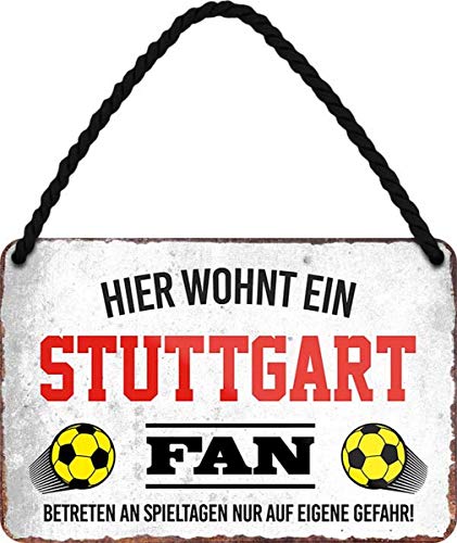 WOGEKA ART Retro Blechschild - Hier wohnt ein Stuttgart Fan Fußball - witziger Spruch Geschenk-Idee Geburtstag Weihnachten Deko 18x12 cm Vintage-Design Hänge-Schild Metall HS38 von WOGEKA ART