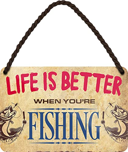 WOGEKA ART Retro Blechschild - Life is better when you´re fishing - witziger Spruch als Geschenk-Idee zu Geburtstag Weihnachten Deko 18x12 cm Vintage-Design Hänge-Schild Metall HS912 von WOGEKA ART