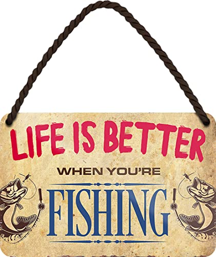 WOGEKA ART Retro Blechschild - Life is better when you´re fishing - witziger Spruch als Geschenk-Idee zu Geburtstag Weihnachten Deko 18x12 cm Vintage-Design Hänge-Schild Metall HS912 WOGEKA ART Retro Blechschild - Life is better when you´re fishing - witziger Spruch als Geschenk-Idee zu Geburtstag Weihnachten Deko 18x12 cm Vintage-Design Hänge-Schild Metall HS912 von WOGEKA ART