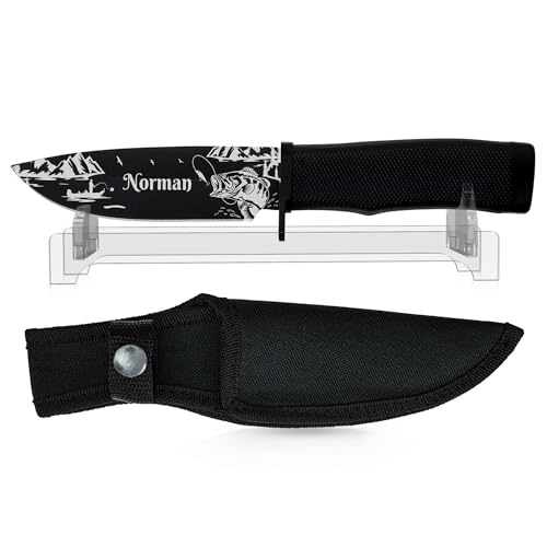 WOLFSARTIG Schwarzes personalisiertes Angelmesser – Geschenk für Angler mit Gravur – Outdoor- und Campingmesser mit Messerscheide (mit Ständer) von WOLFSARTIG