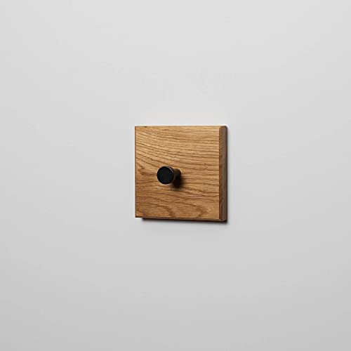 WOODS Garderobenhaken aus Holz quadratisch mit Klebepad I unsichtbare Montage ohne Bohren I einzeln oder als Garderobenleiste I Garderobe Hakenleiste (Eiche, Schwarze Haken, 1 Stück) von WOODS