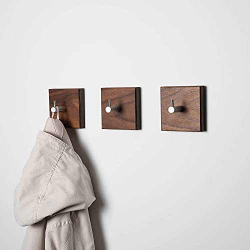 WOODS Garderobenhaken aus Holz quadratisch mit Klebepad I unsichtbare Montage ohne Bohren I einzeln oder als Garderobenleiste I Hakenleiste Handtuchhalter (Nussbaum, Edelstahl Haken, 3 Stück) von WOODS