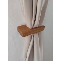 Rustikaler Holzvorhang-Rückenhalter Rustikaler Holzvorhang-Rückenhalter von WOODinMINIMALISM