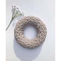 Dekokranz „Jasmine" in Elegantem Beige Mit Liebe Wunderschönem Blümchenmuster Gehäkelt Pimp Up Your Home Decoration von WOOLBLOOMY