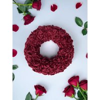 Traumkranz Burgundy in Rotem Samt Mit Liebe Gehäkelt Im Blümchenmuster. Unikat Edlem Samt-Satin-Look von WOOLBLOOMY