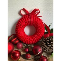 Wollkranz in Purpur Rot Tür-/Tischkranz Handgestrickt Aus Recyceltem T-Shirtgarn. Traumhafte Home Deko Und Tolles Geschenk von WOOLBLOOMY