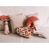 Morchel Pilz Kissen Für Kinderzimmer Dekor, Wald Thema Plushie Babyzimmer Oder Babyparty von WOWpillowStudio