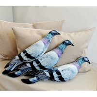 Pigeon Kissen Für Neue Wohnkultur, Taube Lustige Und Verrückte Vogel Tier Samt Plüschtier Kinderzimmer Oder von WOWpillowStudio