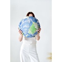 Weihnachten Teenager Geschenk. Samt Globe Kissen Für Galaxie Raumdekor Mädchen & Jungen, Weltkarte Sonnensystem von WOWpillowStudio