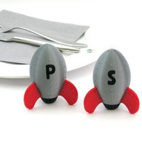 Sapererok - Salzstreuer, Pfefferstreuer, Set, Zweiteilig, Rakete, Retrodesign Sapererok - Salzstreuer, Pfefferstreuer, Set, Zweiteilig, Rakete, Retrodesign von WPE3D