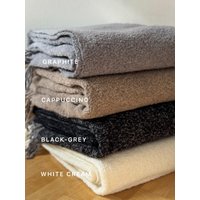 Weiche Boucle-Wolldecke/Plaid Farbe Cappuccino - Größe 140 X 200 cm von WULISTUDIOS